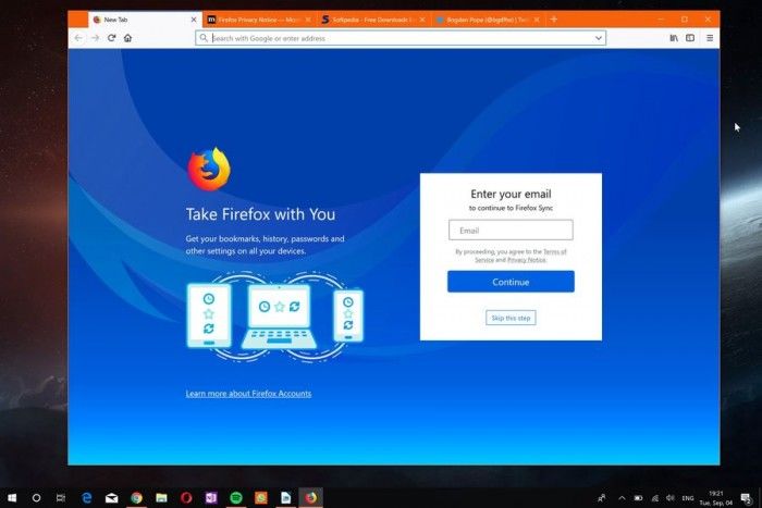 Mozilla今日面向所有支持的桌面平臺(tái)發(fā)布了Firefox 62正式版，雖然舊版本目前仍未開放升級(jí)通道，但心急的用戶可以前往服務(wù)器下載最新版本。新版Firefox強(qiáng)化了同步功能，允許用戶斷開服務(wù)移除收藏夾、訪問歷史、密碼、cookies和緩存等數(shù)據(jù)。   此外，在“漢堡”菜單中新增了追蹤保護(hù)的開關(guān)，在 開發(fā) 者工具中引入了三個(gè)面板的窗口查看器。對(duì)于普通用戶來說，最為重要的改進(jìn)是新標(biāo)簽的配置，自該版本開始新標(biāo)簽頁可以配置顯示熱門 網(wǎng)站 、高亮、Pocket數(shù)據(jù)，以及選擇多少行數(shù)據(jù)顯示等等。   新版本中最為實(shí)用的改進(jìn)是位于地址欄右側(cè)的“ Clear Site Data and Cookies”選項(xiàng)，能允許用戶為已經(jīng)加載的網(wǎng)站刪除數(shù)據(jù)。這意味著該頁面的數(shù)據(jù)能夠輕松刪除，而不需要清除整個(gè)瀏覽會(huì)話。
